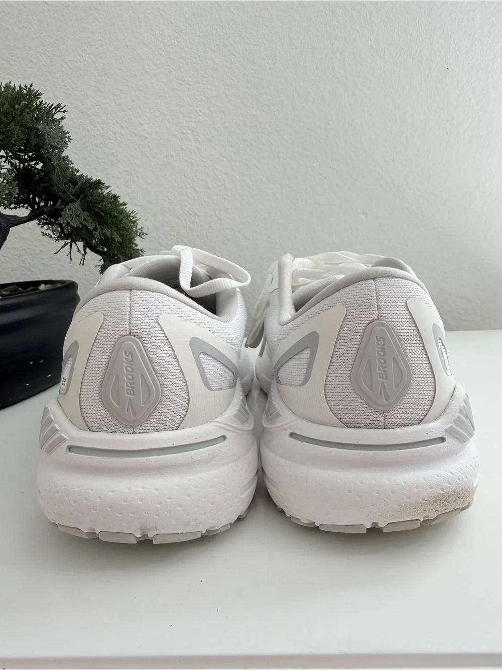 Brooks Adrenaline GTS 23 Women size 9 White and Light Gray Running Shoes - Picture 5 of 9
